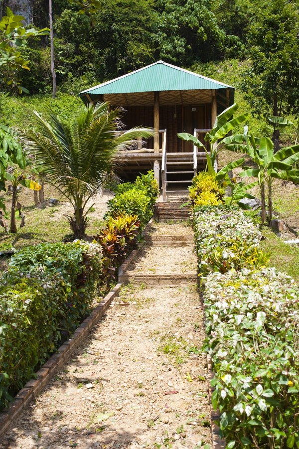 Quelles sont les étapes pour créer soi-même un site d'hébergement insolite ?