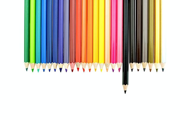 Comment choisir la couleur des murs dans une cuisine avec un thème noir et bois ?