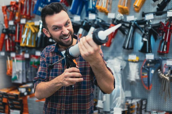 Quels sont les critères à considérer lors du choix des colles, graisses et mastics ?