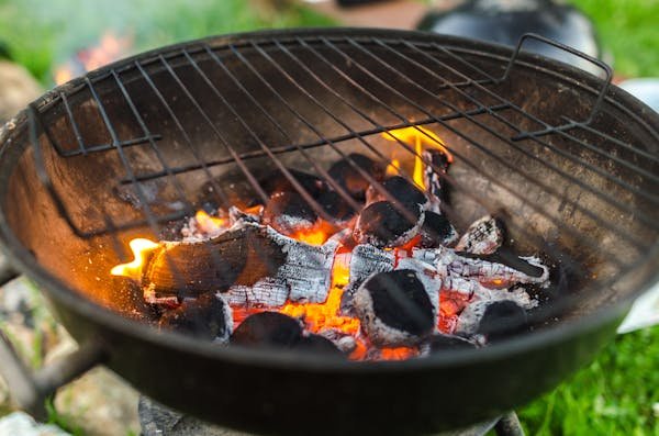Guide d'achat : optez pour le barbecue au charbon de bois !