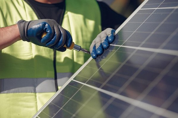 Découvrez les avantages des panneaux solaires à agde