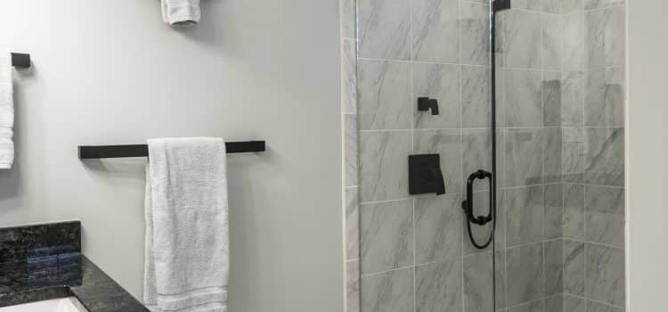 Les avantages d’une paroi de douche moderne pour transformer votre salle de bains